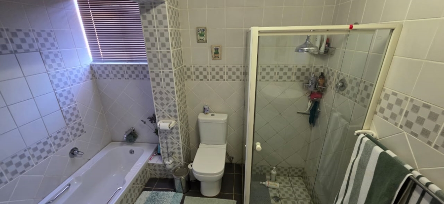 5 Bedroom Property for Sale in Wilkoppies North West